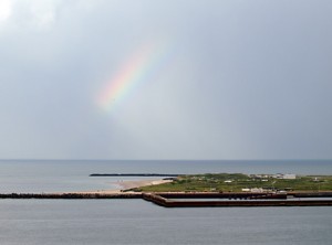 Regenbogen über der Düne von Helgoland.Bild: Heinz Knotek/TrinosophieBlog