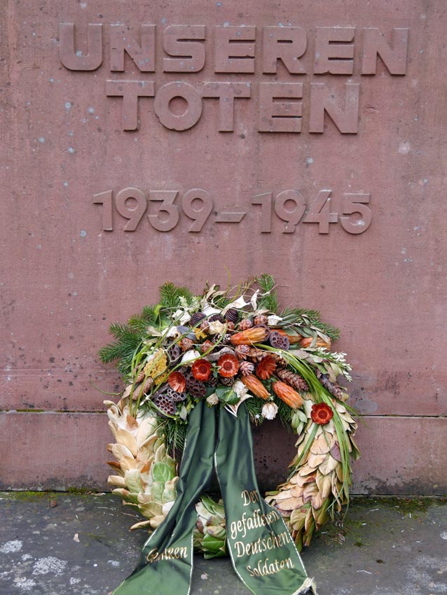 Typisches Kriegerdenkmal einer deutschen Kleinstadt. Täterbewusstsein sieht anders aus. Bild: Heinz Knotek/TrinosophieBlog