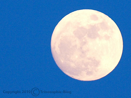 The moon © TrinosophieBlog/Kô-Sen 2010