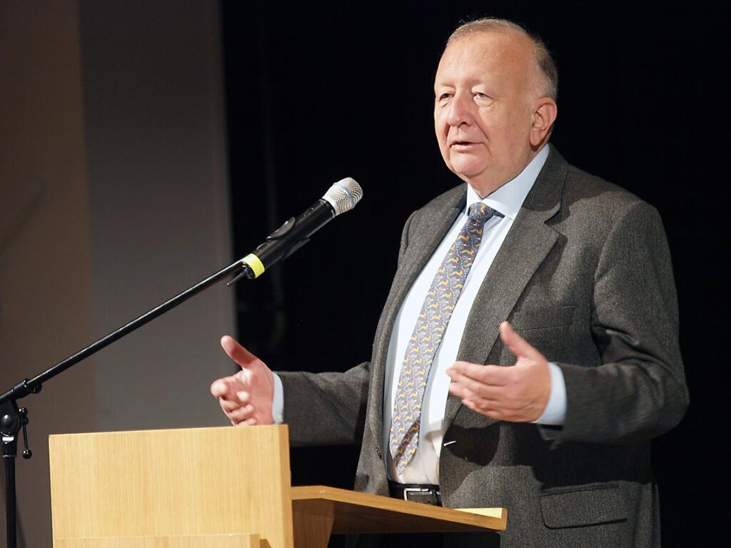 Willy Wimmer auf dem Kongress BRANDHERD SYRIEN | Bild: trinosophie.info