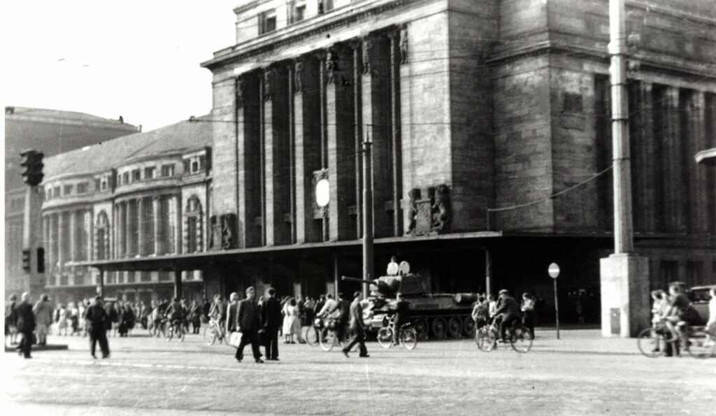 Demonstranten während des Volksaufstandes am 17. Juni 1953 vor der Osthalle des Leipziger Hauptbahnhofes