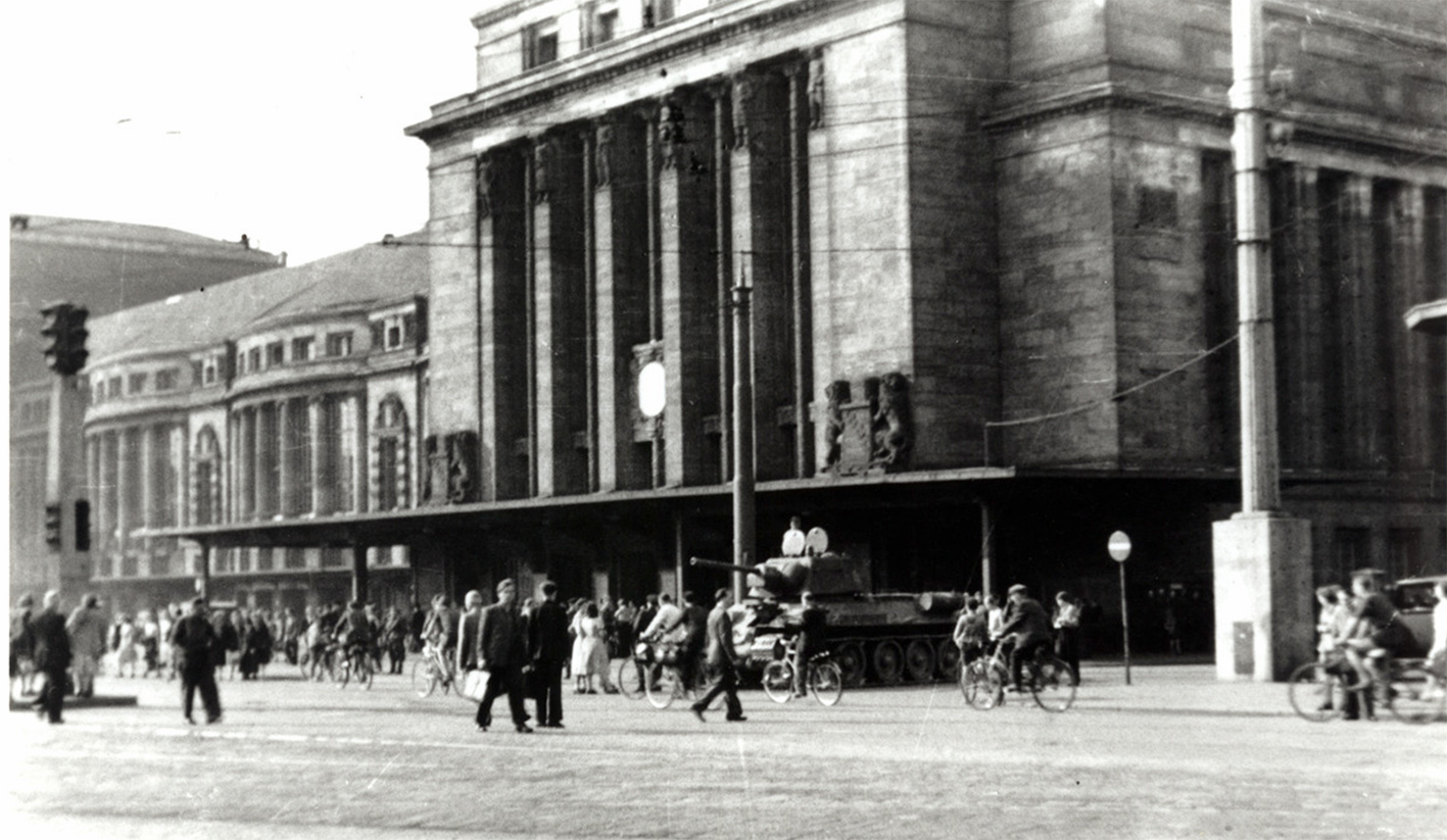 Demonstranten während des Volksaufstandes am 17. Juni 1953 vor der Osthalle des Leipziger Hauptbahnhofes