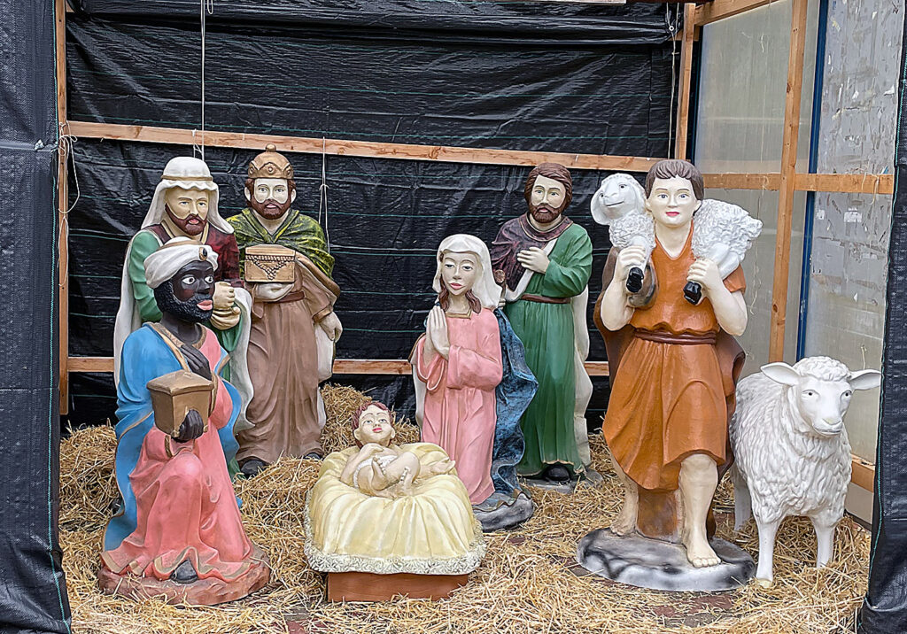 Fast manshohe Installation zum Advent auf einem Privatgrundstück